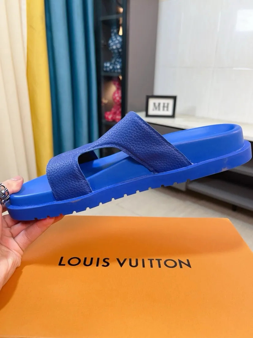 Men's shoes💰300🌹🌹【LV】Multi-color new men's slippers, original top-quality version, original special cowhide with pebbled embossing➕sheepskin on the inner and side, non-slip combination sole, more stable walking, more comfortable and lightweight, high-end and generous, size: 38~44